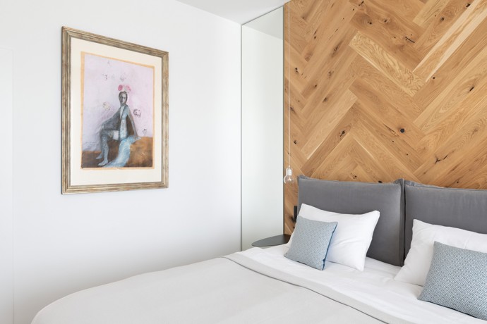 Starší rodinný dům na bratislavské Kolibě prošel radikální rekonstrukcí, která ho změnila k nepoznání. Architekti vsadili na netradiční křivky, elegantní materiály a moderní technologie. 
