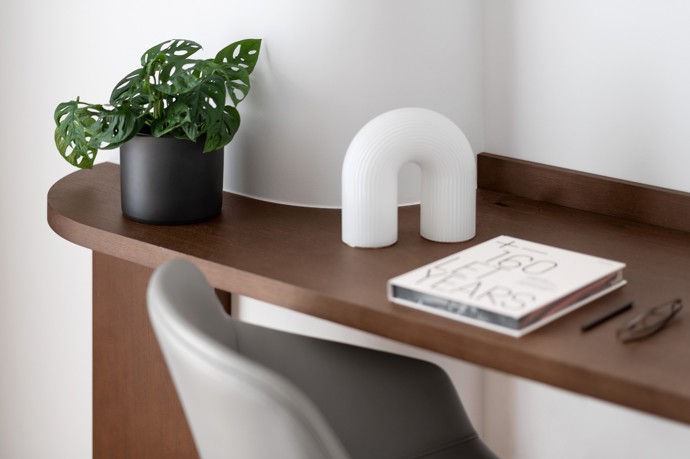 Starší rodinný dům na bratislavské Kolibě prošel radikální rekonstrukcí, která ho změnila k nepoznání. Architekti vsadili na netradiční křivky, elegantní materiály a moderní technologie. 
