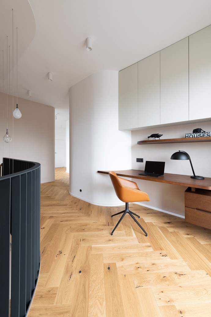 Starší rodinný dům na bratislavské Kolibě prošel radikální rekonstrukcí, která ho změnila k nepoznání. Architekti vsadili na netradiční křivky, elegantní materiály a moderní technologie. 
