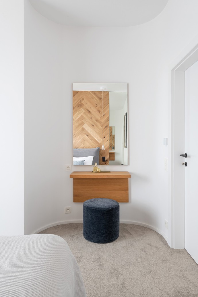 Starší rodinný dům na bratislavské Kolibě prošel radikální rekonstrukcí, která ho změnila k nepoznání. Architekti vsadili na netradiční křivky, elegantní materiály a moderní technologie. 
