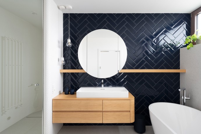 Starší rodinný dům na bratislavské Kolibě prošel radikální rekonstrukcí, která ho změnila k nepoznání. Architekti vsadili na netradiční křivky, elegantní materiály a moderní technologie. 
