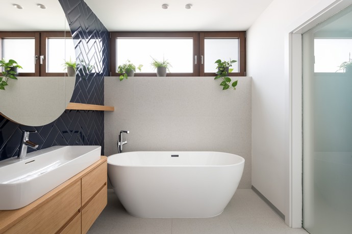 Starší rodinný dům na bratislavské Kolibě prošel radikální rekonstrukcí, která ho změnila k nepoznání. Architekti vsadili na netradiční křivky, elegantní materiály a moderní technologie. 
