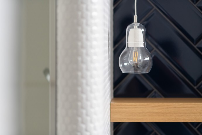 Starší rodinný dům na bratislavské Kolibě prošel radikální rekonstrukcí, která ho změnila k nepoznání. Architekti vsadili na netradiční křivky, elegantní materiály a moderní technologie. 
