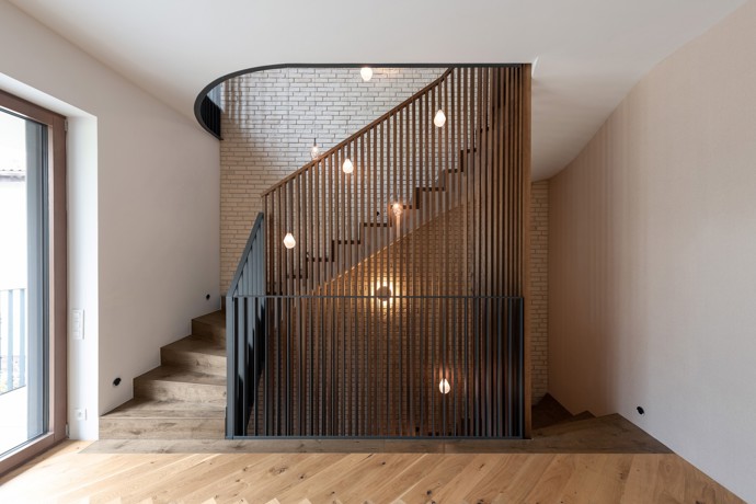 Starší rodinný dům na bratislavské Kolibě prošel radikální rekonstrukcí, která ho změnila k nepoznání. Architekti vsadili na netradiční křivky, elegantní materiály a moderní technologie. 
