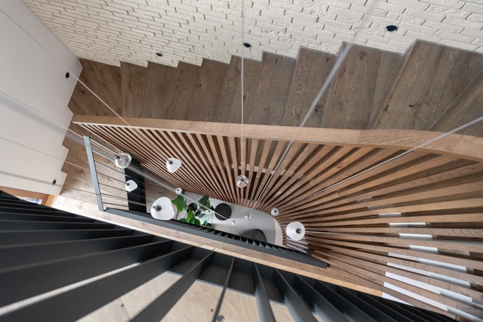Starší rodinný dům na bratislavské Kolibě prošel radikální rekonstrukcí, která ho změnila k nepoznání. Architekti vsadili na netradiční křivky, elegantní materiály a moderní technologie. 
