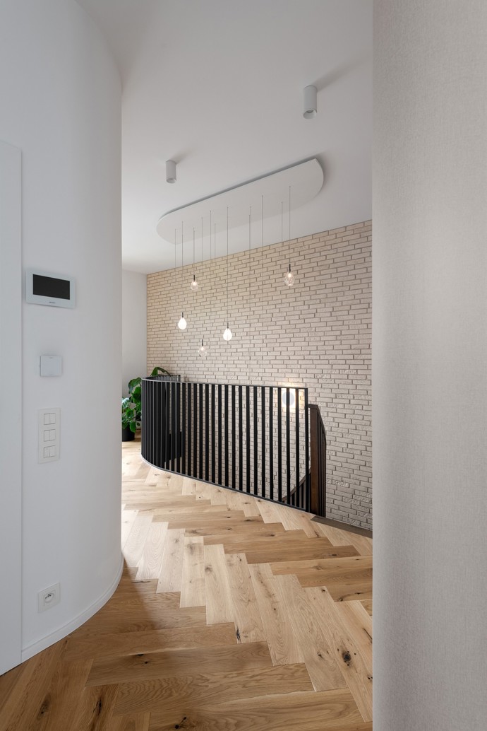 Starší rodinný dům na bratislavské Kolibě prošel radikální rekonstrukcí, která ho změnila k nepoznání. Architekti vsadili na netradiční křivky, elegantní materiály a moderní technologie. 
