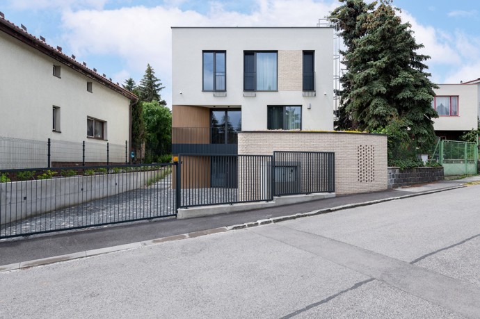 Starší rodinný dům na bratislavské Kolibě prošel radikální rekonstrukcí, která ho změnila k nepoznání. Architekti vsadili na netradiční křivky, elegantní materiály a moderní technologie. 
