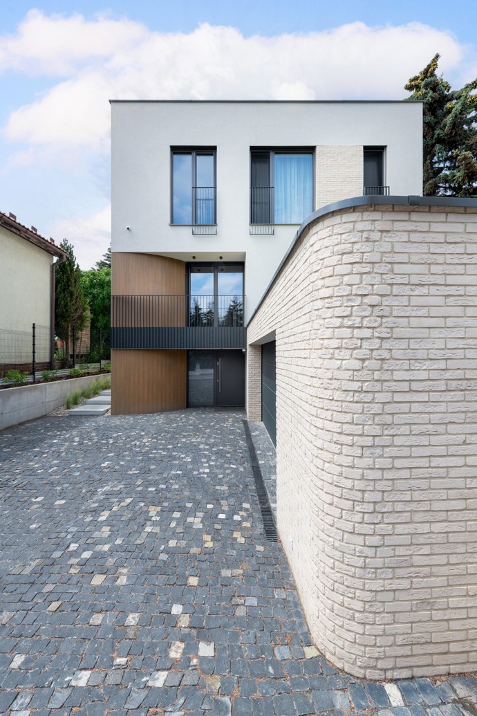 Starší rodinný dům na bratislavské Kolibě prošel radikální rekonstrukcí, která ho změnila k nepoznání. Architekti vsadili na netradiční křivky, elegantní materiály a moderní technologie. 

