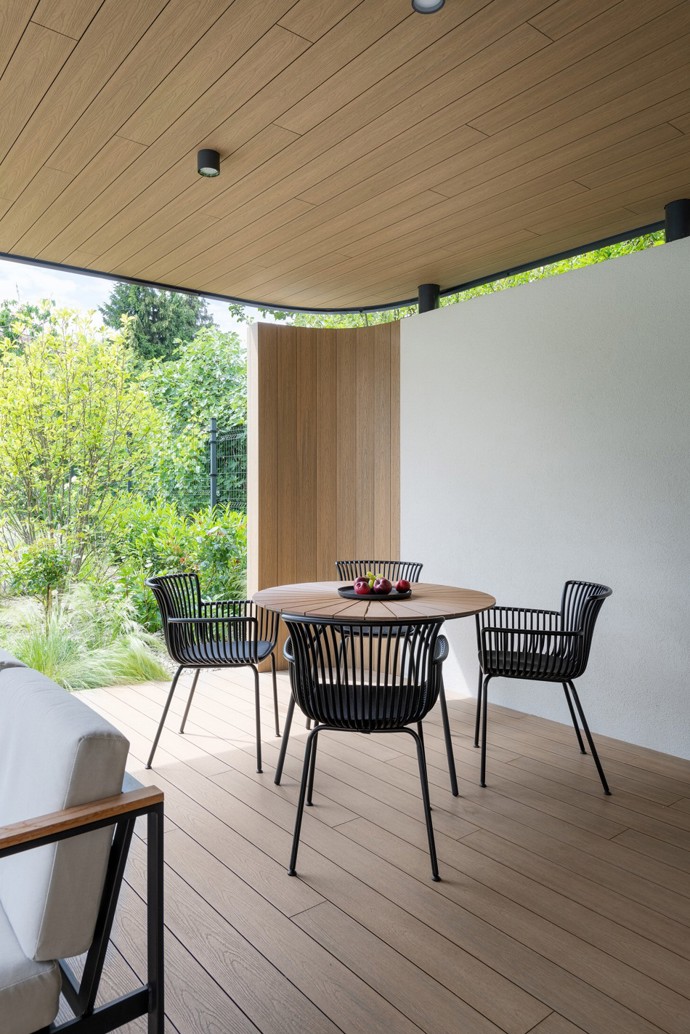 Starší rodinný dům na bratislavské Kolibě prošel radikální rekonstrukcí, která ho změnila k nepoznání. Architekti vsadili na netradiční křivky, elegantní materiály a moderní technologie. 
