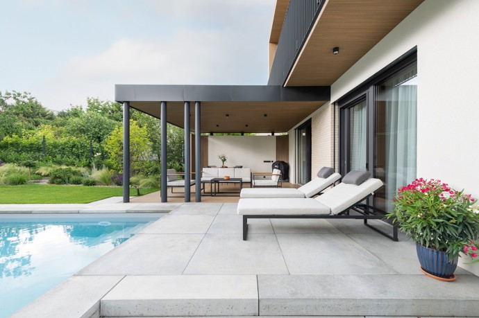 Starší rodinný dům na bratislavské Kolibě prošel radikální rekonstrukcí, která ho změnila k nepoznání. Architekti vsadili na netradiční křivky, elegantní materiály a moderní technologie. 
