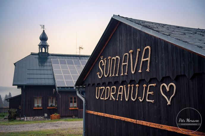 Ať už v létě, na podzim nebo když zapadne sněhem, toto místo vám dovolí zapomenout na všední starosti a divoká příroda vás pevně sevře ve své náruči. Jen těžko odtud budete odjíždět a ještě dlouho vám srdce při vzpomínce poskočí.
Ať už v létě, na podzim nebo když zapadne sněhem, toto místo vám dovolí zapomenout na všední starosti a divoká příroda vás pevně sevře ve své náruči. Jen těžko odtud budete odjíždět a ještě dlouho vám srdce při vzpomínce poskočí.