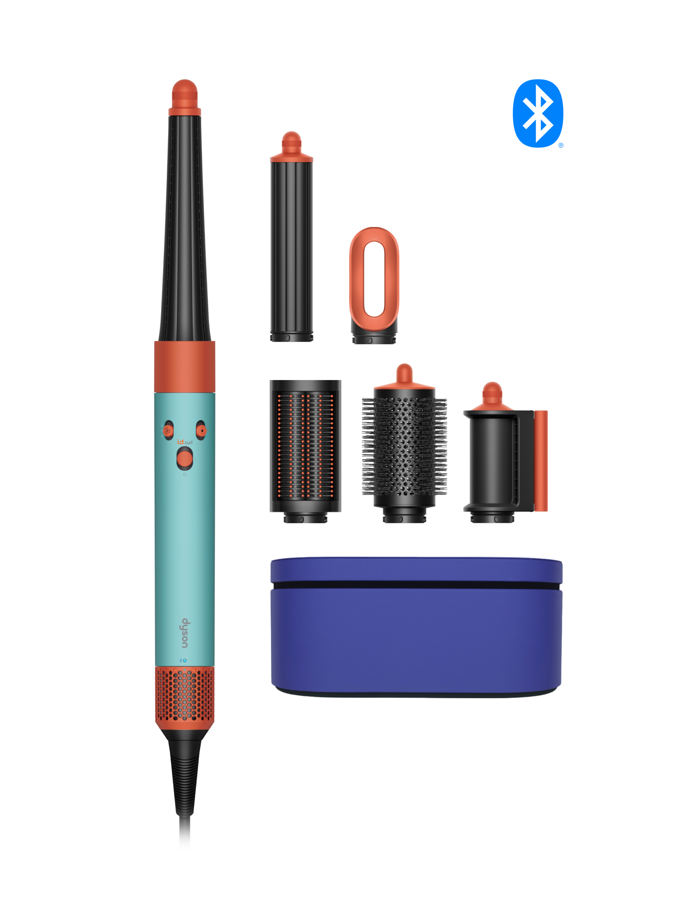 Multistyler Dyson Airwrap i.d.™ 

Skvělý pomocník pro vytváření trendy účesů. Jde o jediný přístroj pro vlasový styling, který lze připojit prostřednictvím Bluetooth® k aplikaci MyDyson a vytvořit si vlastní vlasový profil. Na základě typu vlasů, jejich délky a úrovně vašich kadeřnických dovedností vám doporučí, jak správně postupovat krok za krokem, abyste vytvořili perfektní účes. Navíc při stylingu nepoužívá extrémní teploty, takže zachovává vlasy zdravé a krásné. Balení obsahuje 6 unikátních nástavců pro různé účesy a designový úložný kufřík. Cena: 13 690 Kč.
