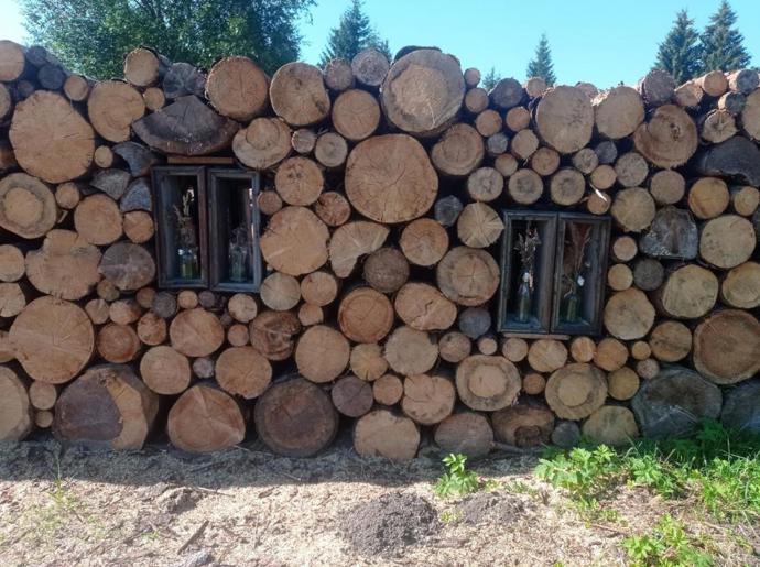 Ať už v létě, na podzim nebo když zapadne sněhem, toto místo vám dovolí zapomenout na všední starosti a divoká příroda vás pevně sevře ve své náruči. Jen těžko odtud budete odjíždět a ještě dlouho vám srdce při vzpomínce poskočí.
Ať už v létě, na podzim nebo když zapadne sněhem, toto místo vám dovolí zapomenout na všední starosti a divoká příroda vás pevně sevře ve své náruči. Jen těžko odtud budete odjíždět a ještě dlouho vám srdce při vzpomínce poskočí.