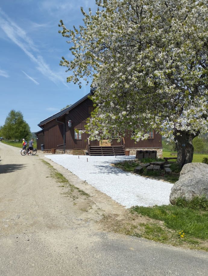 Ať už v létě, na podzim nebo když zapadne sněhem, toto místo vám dovolí zapomenout na všední starosti a divoká příroda vás pevně sevře ve své náruči. Jen těžko odtud budete odjíždět a ještě dlouho vám srdce při vzpomínce poskočí.
Ať už v létě, na podzim nebo když zapadne sněhem, toto místo vám dovolí zapomenout na všední starosti a divoká příroda vás pevně sevře ve své náruči. Jen těžko odtud budete odjíždět a ještě dlouho vám srdce při vzpomínce poskočí.