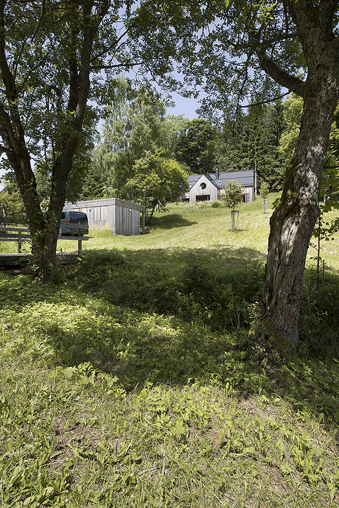 Manželský pár snil o pohodlné horské chalupě s velkými okny. Sen si Hanka s Radimem splnili na svažitém pozemku s panoramatickým výhledem na Jeseníky.  
