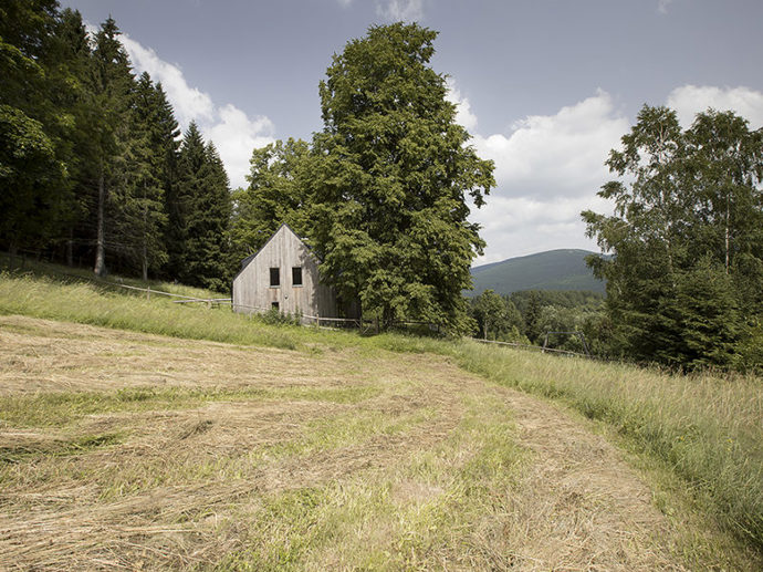 Manželský pár snil o pohodlné horské chalupě s velkými okny. Sen si Hanka s Radimem splnili na svažitém pozemku s panoramatickým výhledem na Jeseníky.  

