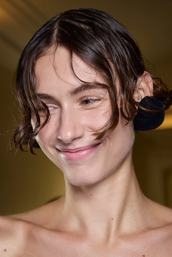 Cheekbone bob
