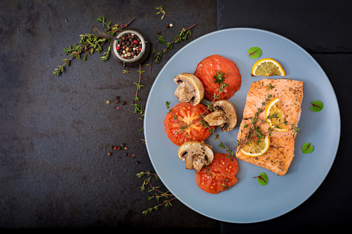 Losos obsahuje zdravé nenasycené tuky, včetně omega-3 mastných kyselin. V lososu najdeme též poměrně významné množství vitamínu D a některých vitamínů skupiny B, zejména B3, B6 a B12. Losos je bohatý rovněž na důležité minerály, jako je draslík, fosfor, hořčík a selen.

