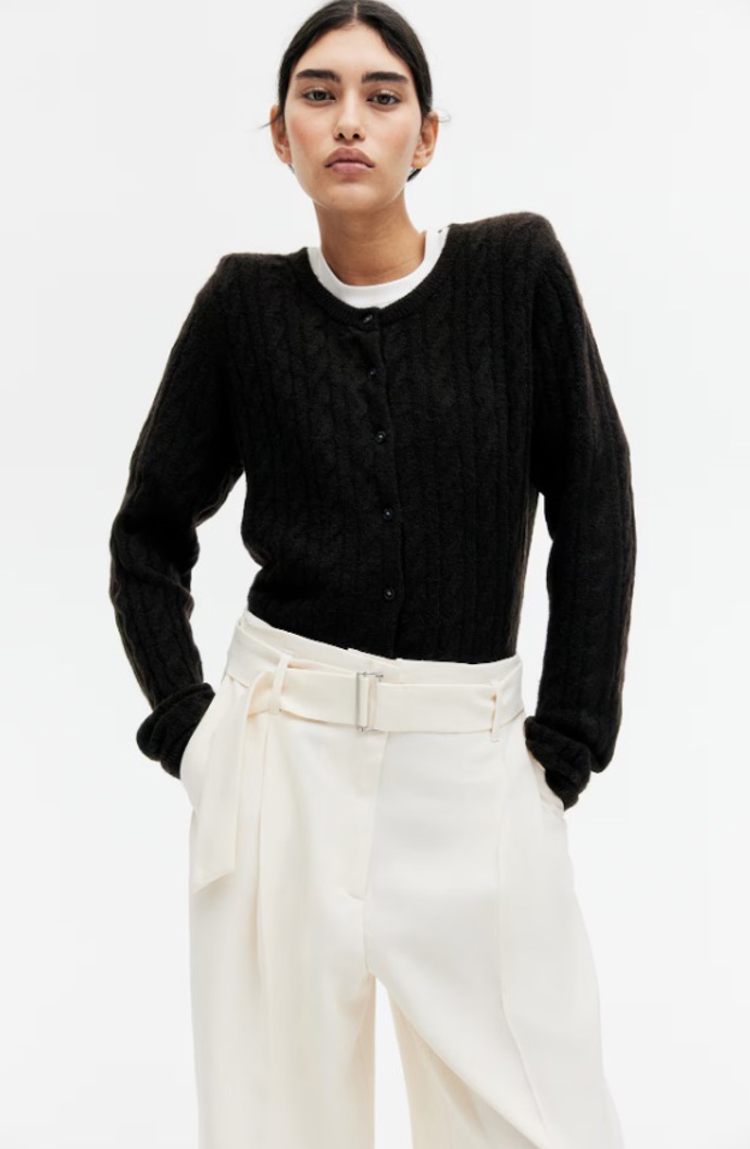 Široké kalhoty s páskem, H&M, 839 Kč
