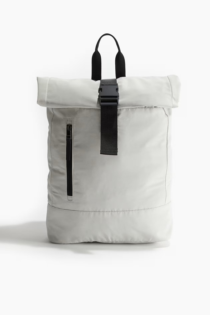 Vodoodpudivý rolovací batoh, H&M, 839 Kč
