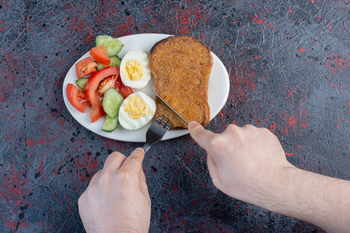5:2 dieta – Alternativní přístup

Tento režim spočívá v tom, že pět dní v týdnu jíte normálně a dva dny omezíte příjem na 500–600 kcal. Je skvělou volbou pro ty, kteří nechtějí držet půst každý den, ale přesto chtějí využít jeho výhody.

