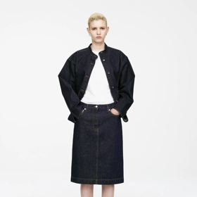 Bunda, 89 eur, sukně, 69 eur, Arket

