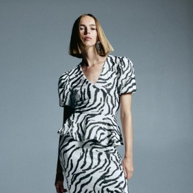 Pouzdrová sukně s flitrovým vzorem, H&M, 2 999 Kč
