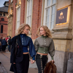 Inspirace, jak nosit nejstylovější brýle roku 2025 – street style z Kodaně
