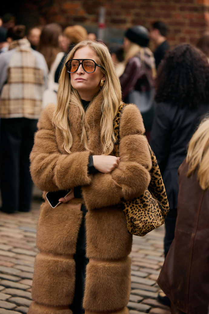 Inspirace, jak nosit nejstylovější brýle roku 2025 – street style z Kodaně
