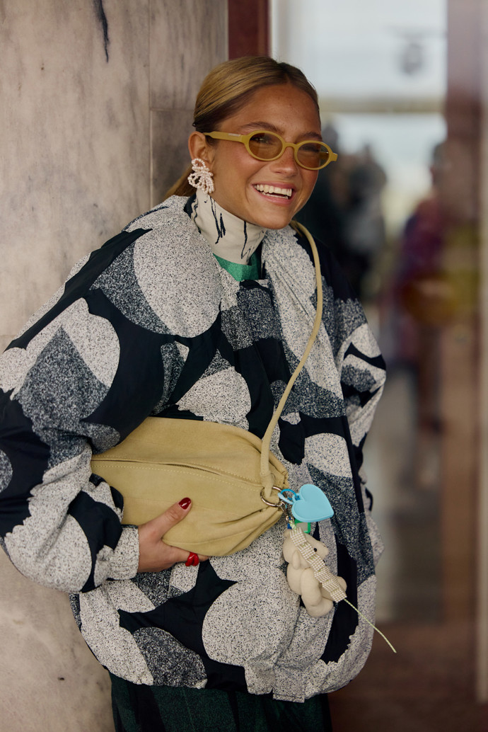 Inspirace, jak nosit nejstylovější brýle roku 2025 – street style z Kodaně
