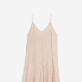 Krajkové šaty slip dress, H&M, 1 299 Kč
