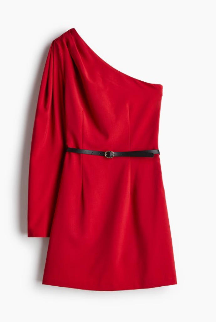 Šaty odhalující rameno s páskem, H&M, 499 Kč
