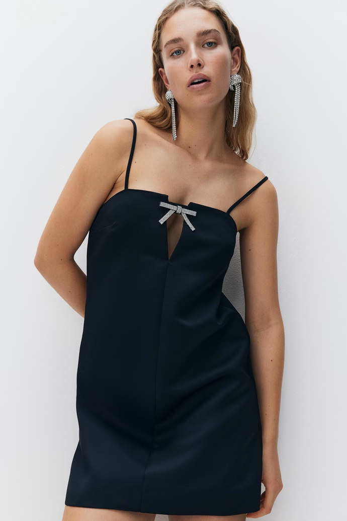 Mini šaty na ramínka s mašlí, H&M, 249 Kč
