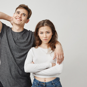 Jenže to vypadá, že to partner porušil. Respektive paní Simona má ten pocit. Změnil se, začal se chovat jinak. Jindy mu nevadilo, že jeho žena zvedne jeho mobil, teď si ho chrání jako cenný poklad.
