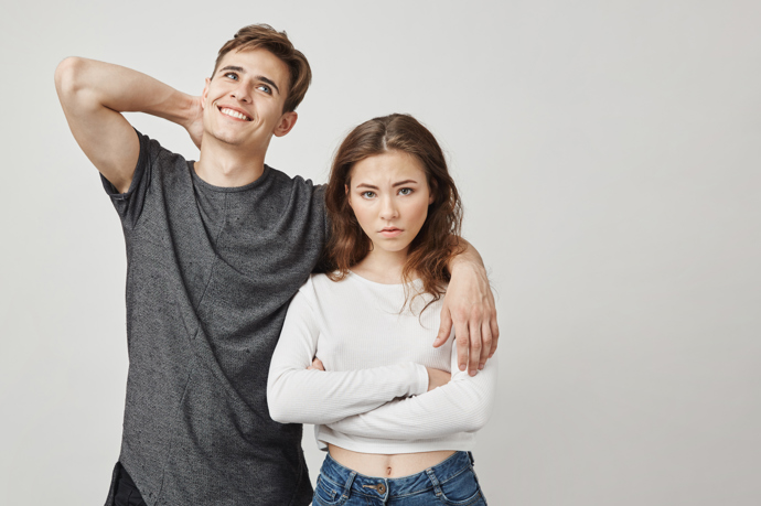 Jenže to vypadá, že to partner porušil. Respektive paní Simona má ten pocit. Změnil se, začal se chovat jinak. Jindy mu nevadilo, že jeho žena zvedne jeho mobil, teď si ho chrání jako cenný poklad.
Jenže to vypadá, že to partner porušil. Respektive paní Simona má ten pocit. Změnil se, začal se chovat jinak. Jindy mu nevadilo, že jeho žena zvedne jeho mobil, teď si ho chrání jako cenný poklad.