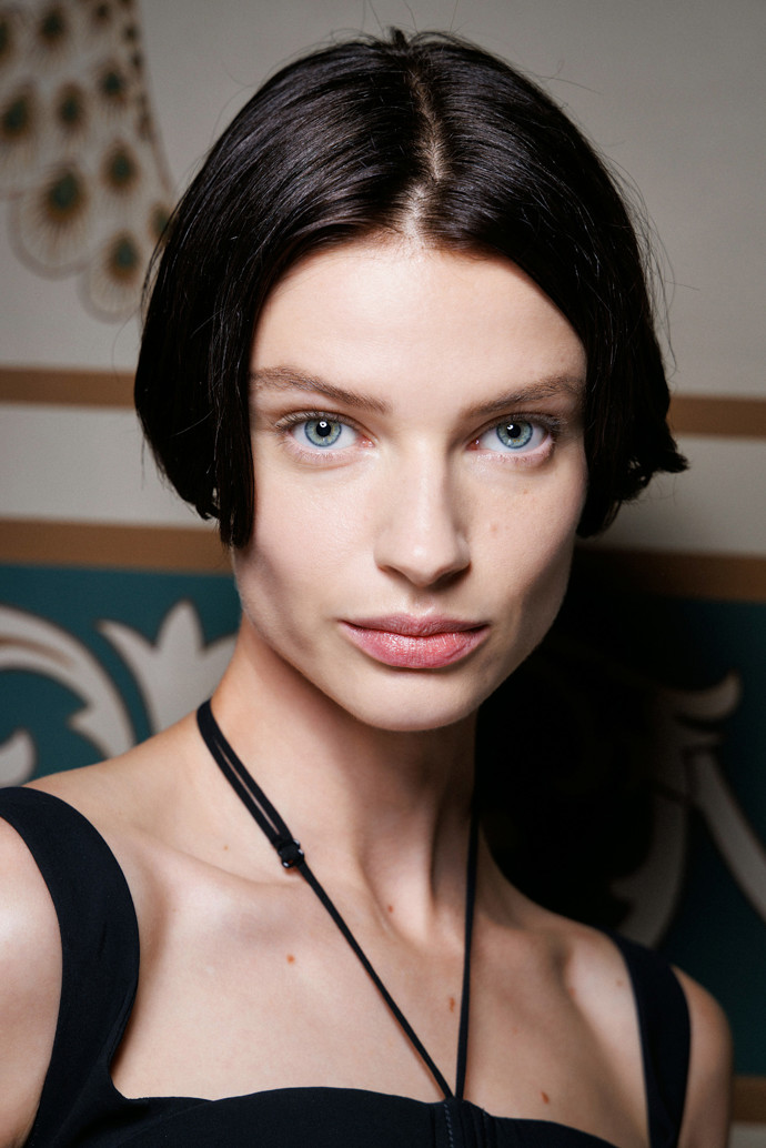 Glossy bob Nensi Dojaka S25
Glossy bob Nensi Dojaka S25