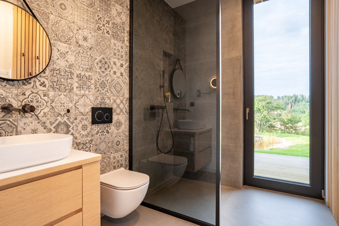 Ateliér ARCHCON si majitelé vybrali po pečlivém zvážení a prohlídce jiných realizacích. Líbilo se jim, že u každý dům, který architektka navrhla, měl nějak originální vzhled. Velkým lákadlem byla i schopnost pracovat v návrhu domu s principy feng-šuej. 
