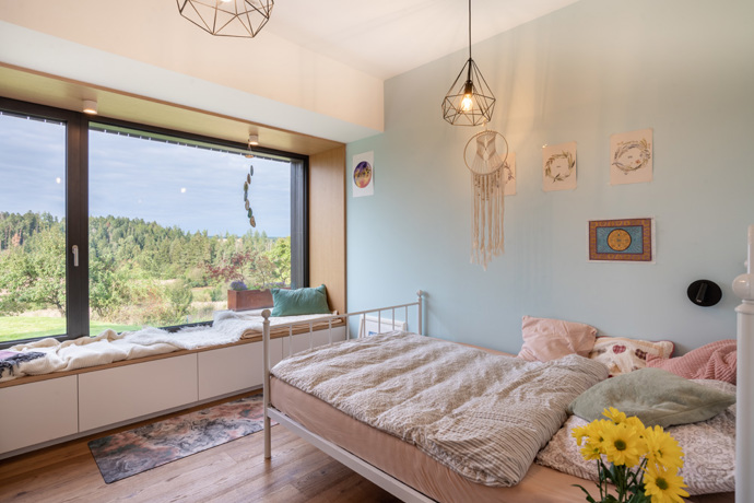 Ateliér ARCHCON si majitelé vybrali po pečlivém zvážení a prohlídce jiných realizacích. Líbilo se jim, že u každý dům, který architektka navrhla, měl nějak originální vzhled. Velkým lákadlem byla i schopnost pracovat v návrhu domu s principy feng-šuej. 
