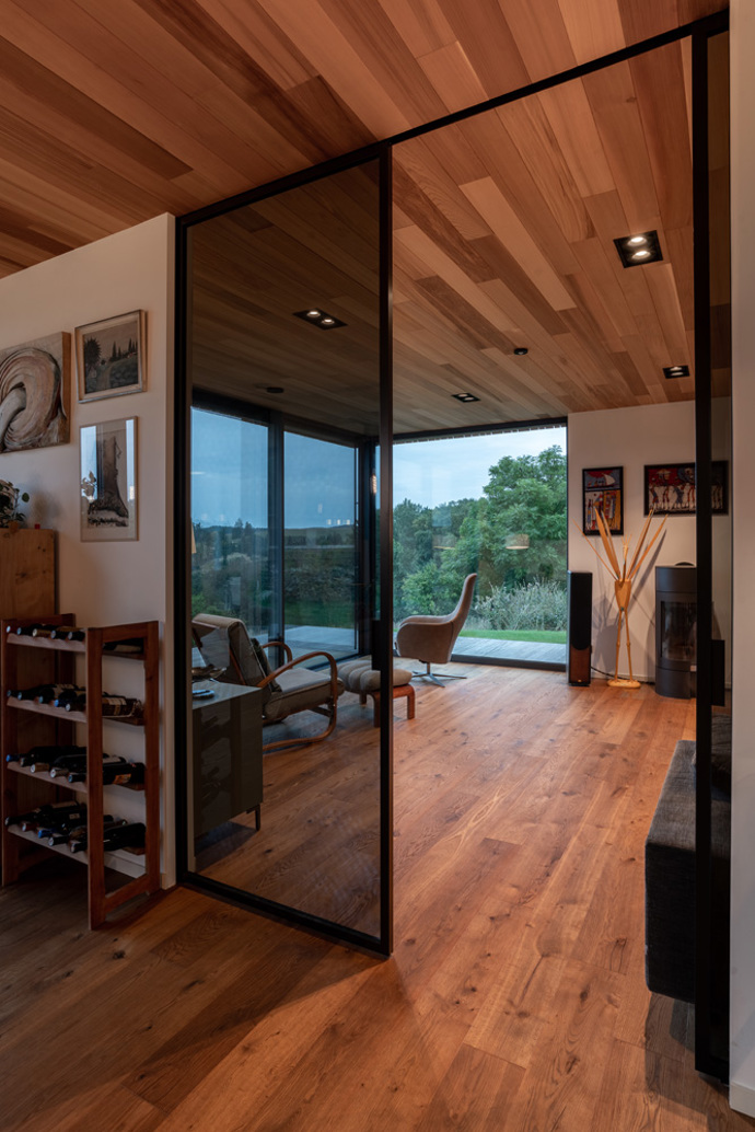 Ateliér ARCHCON si majitelé vybrali po pečlivém zvážení a prohlídce jiných realizacích. Líbilo se jim, že u každý dům, který architektka navrhla, měl nějak originální vzhled. Velkým lákadlem byla i schopnost pracovat v návrhu domu s principy feng-šuej. 
