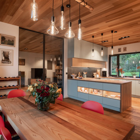 Ateliér ARCHCON si majitelé vybrali po pečlivém zvážení a prohlídce jiných realizacích. Líbilo se jim, že u každý dům, který architektka navrhla, měl nějak originální vzhled. Velkým lákadlem byla i schopnost pracovat v návrhu domu s principy feng-šuej. 
