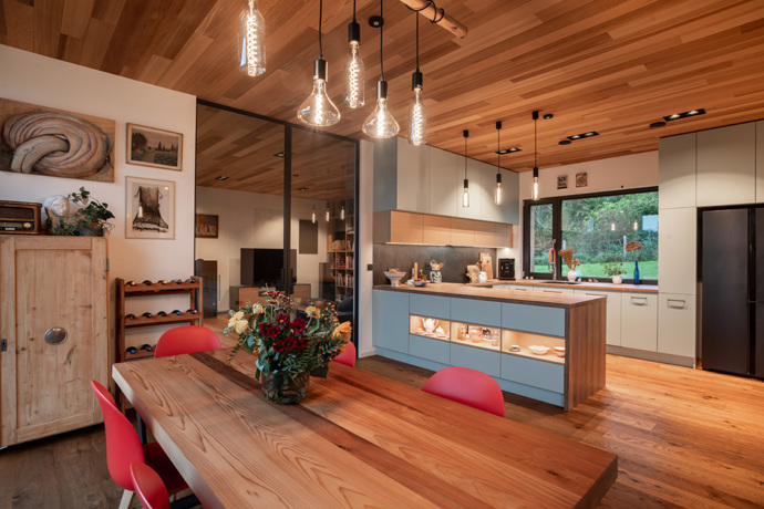 Ateliér ARCHCON si majitelé vybrali po pečlivém zvážení a prohlídce jiných realizacích. Líbilo se jim, že u každý dům, který architektka navrhla, měl nějak originální vzhled. Velkým lákadlem byla i schopnost pracovat v návrhu domu s principy feng-šuej. 
