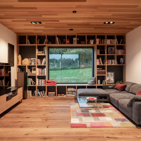 Ateliér ARCHCON si majitelé vybrali po pečlivém zvážení a prohlídce jiných realizacích. Líbilo se jim, že u každý dům, který architektka navrhla, měl nějak originální vzhled. Velkým lákadlem byla i schopnost pracovat v návrhu domu s principy feng-šuej. 
