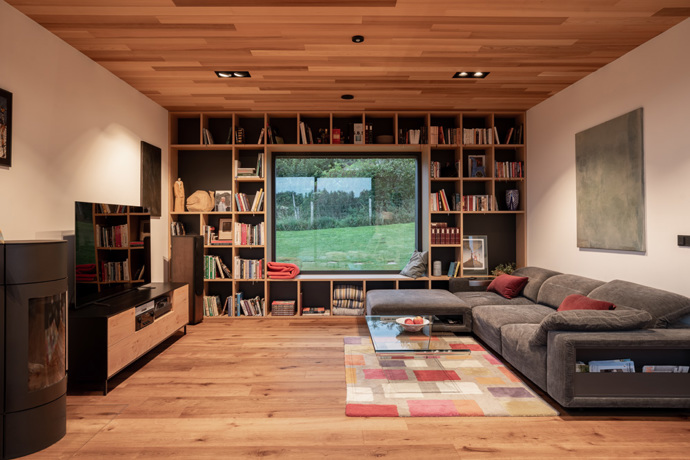 Ateliér ARCHCON si majitelé vybrali po pečlivém zvážení a prohlídce jiných realizacích. Líbilo se jim, že u každý dům, který architektka navrhla, měl nějak originální vzhled. Velkým lákadlem byla i schopnost pracovat v návrhu domu s principy feng-šuej. 
