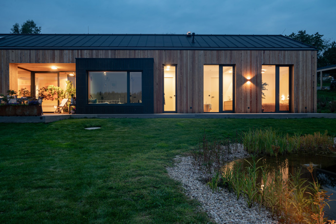 Ateliér ARCHCON si majitelé vybrali po pečlivém zvážení a prohlídce jiných realizacích. Líbilo se jim, že u každý dům, který architektka navrhla, měl nějak originální vzhled. Velkým lákadlem byla i schopnost pracovat v návrhu domu s principy feng-šuej. 
