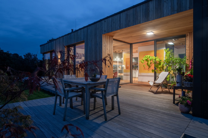 Ateliér ARCHCON si majitelé vybrali po pečlivém zvážení a prohlídce jiných realizacích. Líbilo se jim, že u každý dům, který architektka navrhla, měl nějak originální vzhled. Velkým lákadlem byla i schopnost pracovat v návrhu domu s principy feng-šuej. 
