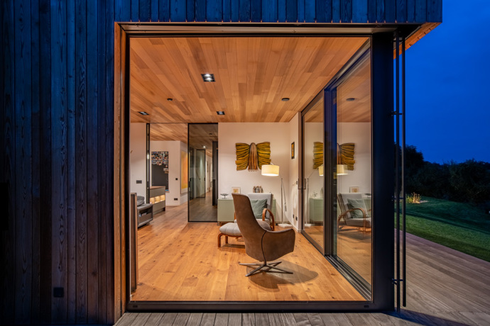 Ateliér ARCHCON si majitelé vybrali po pečlivém zvážení a prohlídce jiných realizacích. Líbilo se jim, že u každý dům, který architektka navrhla, měl nějak originální vzhled. Velkým lákadlem byla i schopnost pracovat v návrhu domu s principy feng-šuej. 
