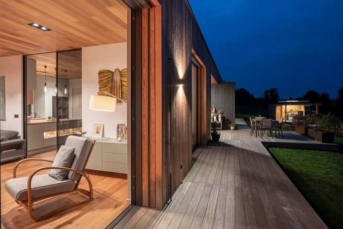 Ateliér ARCHCON si majitelé vybrali po pečlivém zvážení a prohlídce jiných realizacích. Líbilo se jim, že u každý dům, který architektka navrhla, měl nějak originální vzhled. Velkým lákadlem byla i schopnost pracovat v návrhu domu s principy feng-šuej. 
