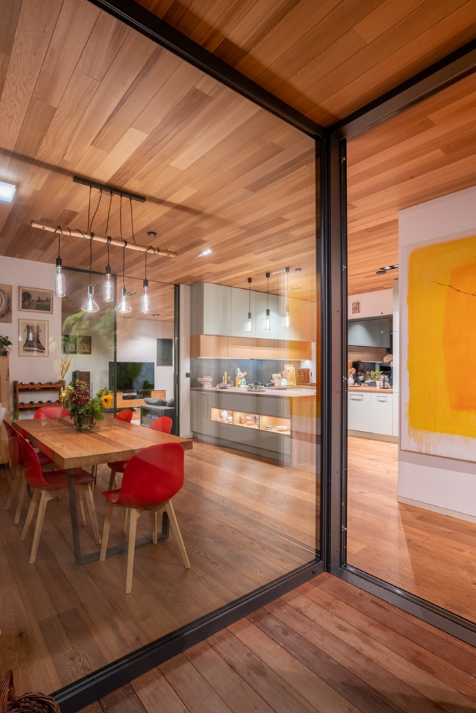 Ateliér ARCHCON si majitelé vybrali po pečlivém zvážení a prohlídce jiných realizacích. Líbilo se jim, že u každý dům, který architektka navrhla, měl nějak originální vzhled. Velkým lákadlem byla i schopnost pracovat v návrhu domu s principy feng-šuej. 
