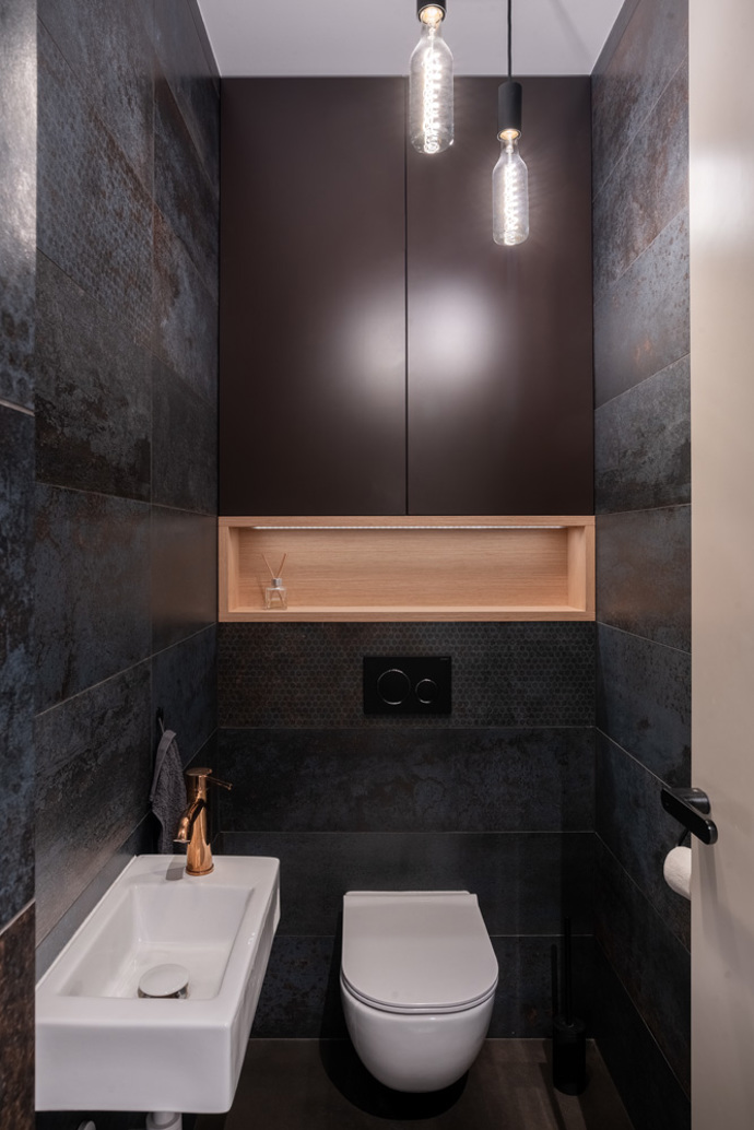 Ateliér ARCHCON si majitelé vybrali po pečlivém zvážení a prohlídce jiných realizacích. Líbilo se jim, že u každý dům, který architektka navrhla, měl nějak originální vzhled. Velkým lákadlem byla i schopnost pracovat v návrhu domu s principy feng-šuej. 

