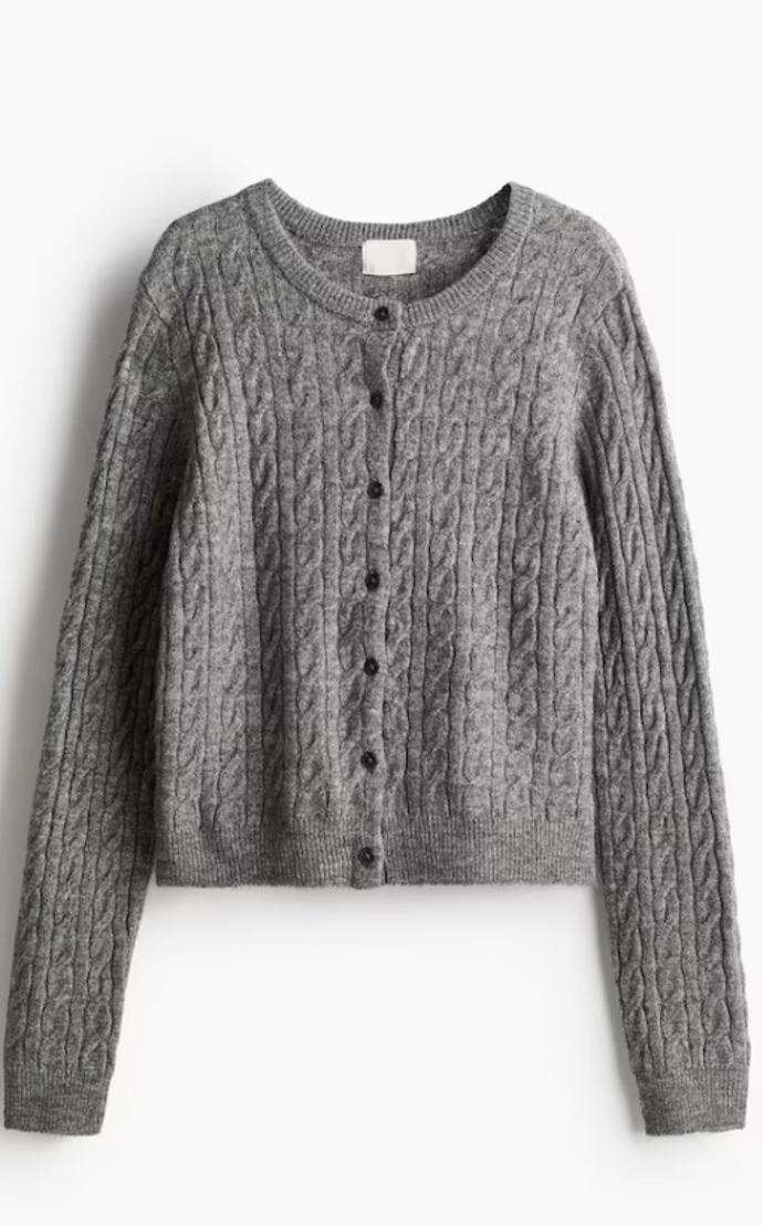 Propínací svetr s copánkovým vzorem, H&M, 189 Kč (původní cena 599 Kč)
